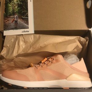 Olukai woman gym shoes